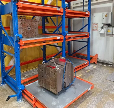 Стеллажи с выдвижными платформами для хранения литьевых форм