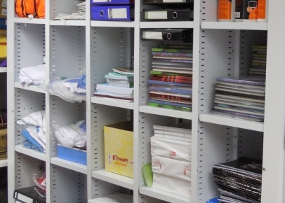 Металлические стеллажи с ячейками для канцелярии