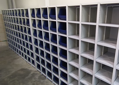 Металлические стеллажи с большим количеством ячеек