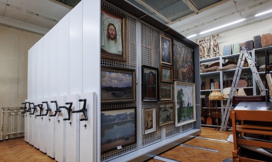 мобильный стеллаж для картин  на рельсах с сетками