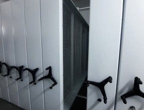 Стеллажи с сетками для хранения картин