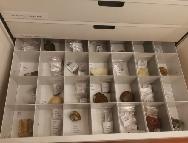 Стеллажи с ящиками для минералогической коллекции