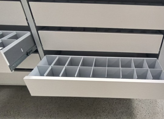 Выдвижной ящик с разделителями