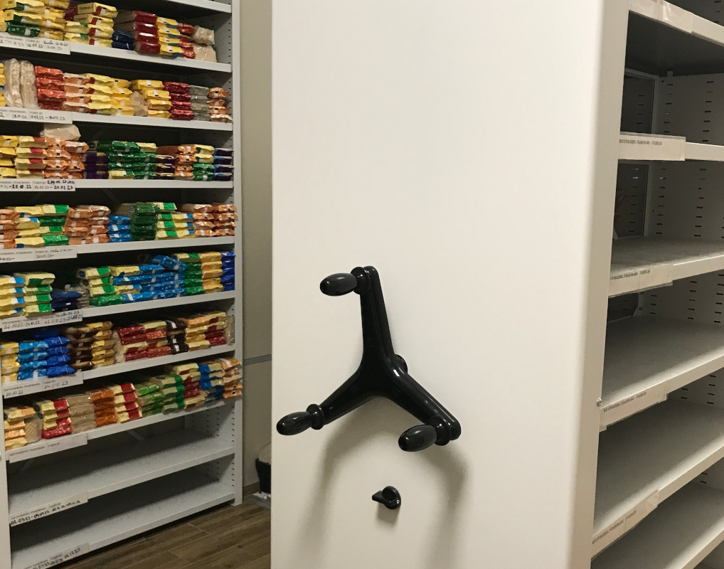 мобильные стеллажи для продовольственного склада